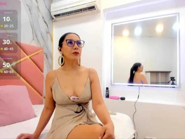 Offline julianaa-31 on BongaCams