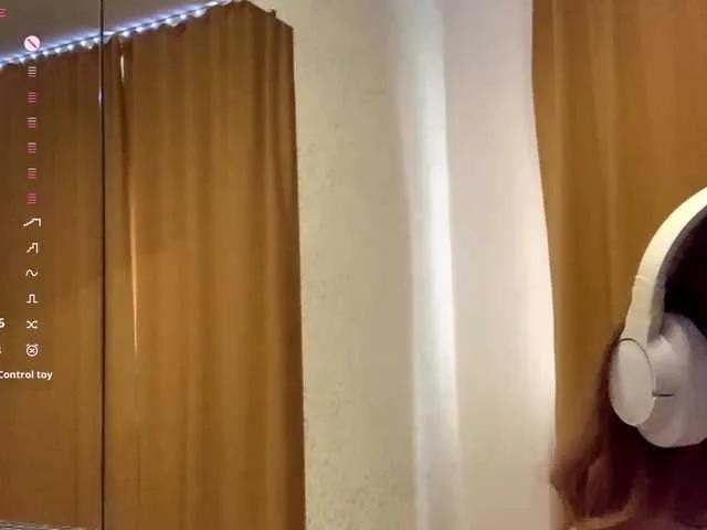 Offline KarolineZarro on BongaCams