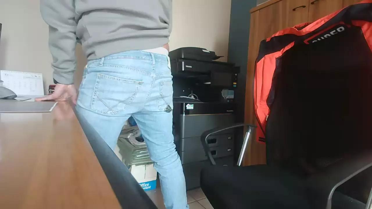 adam9987 on Cam4 