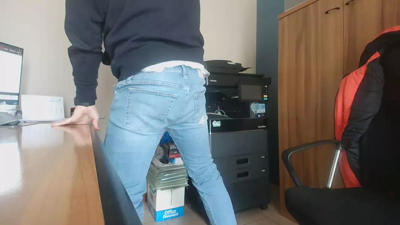 adam9987 on Cam4 
