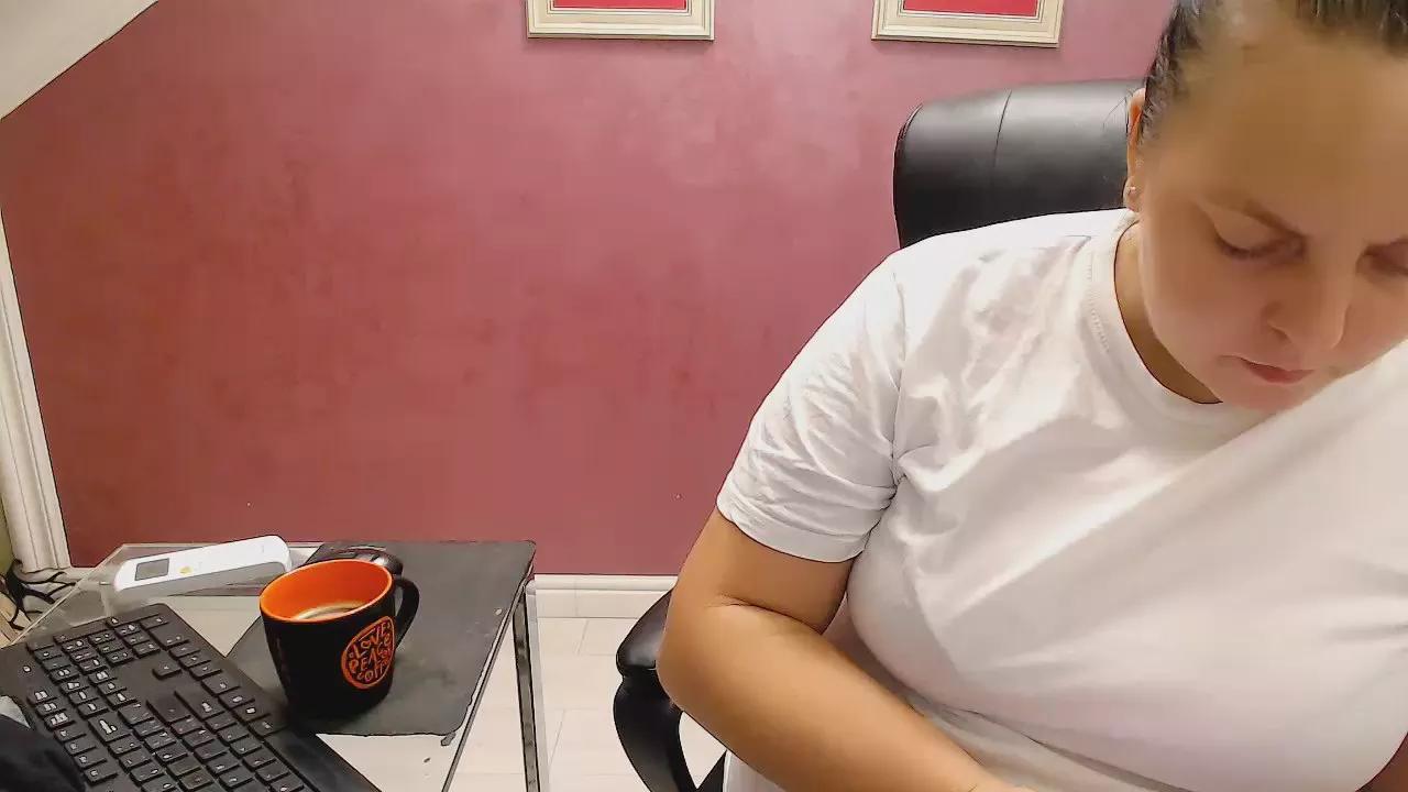AdeleAlma on Cam4 