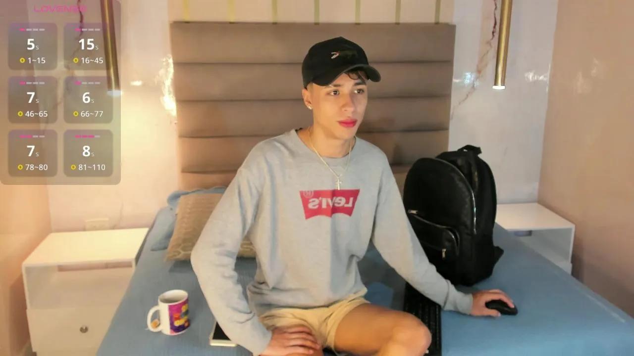 AmadeoDeSanti on Cam4 