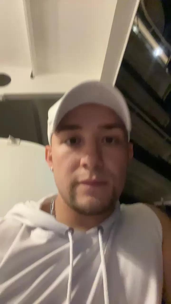 Andrew_wallker on Cam4 