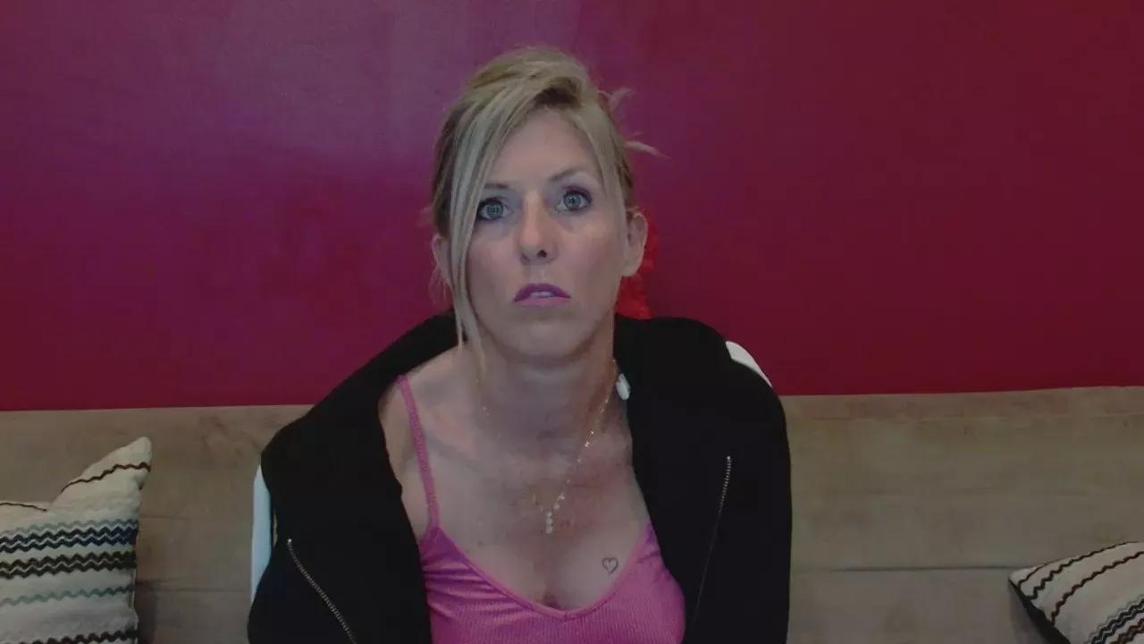 Aurbeaureal on Cam4 