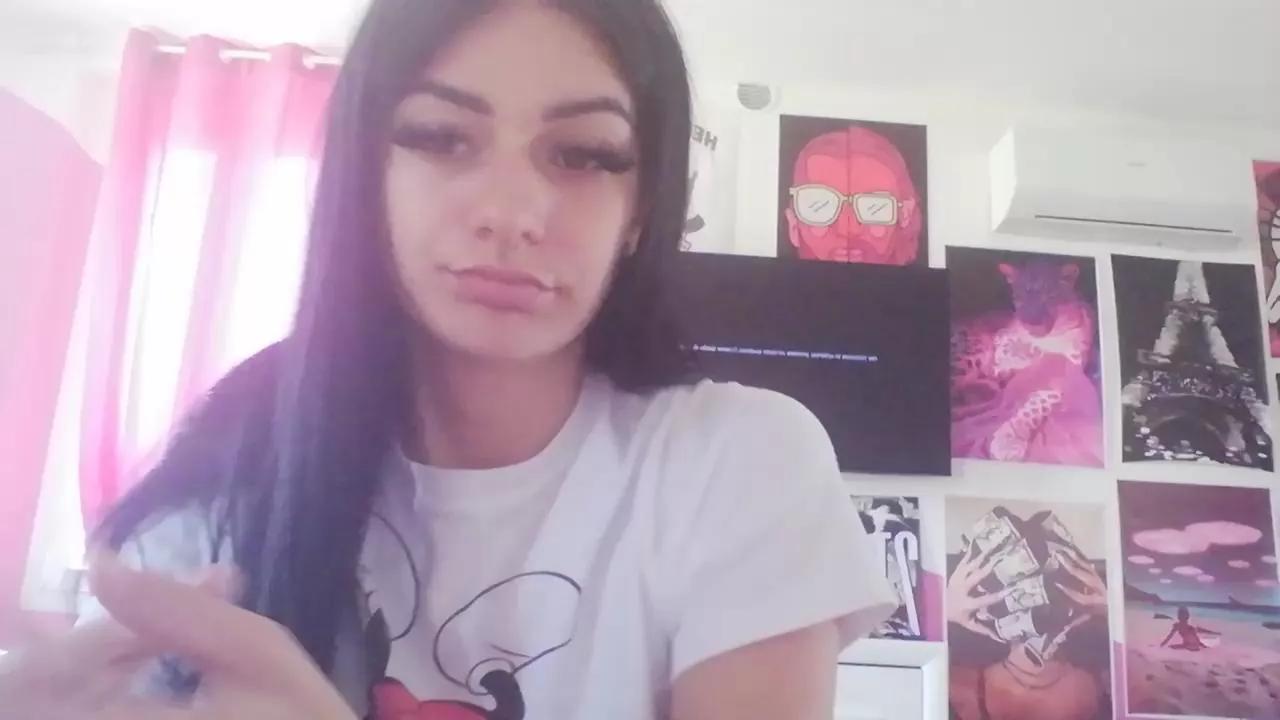 Bbluna333 on Cam4 