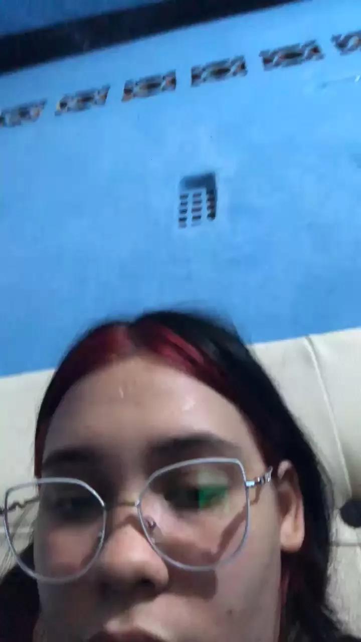 Bellakaroline69 on Cam4 