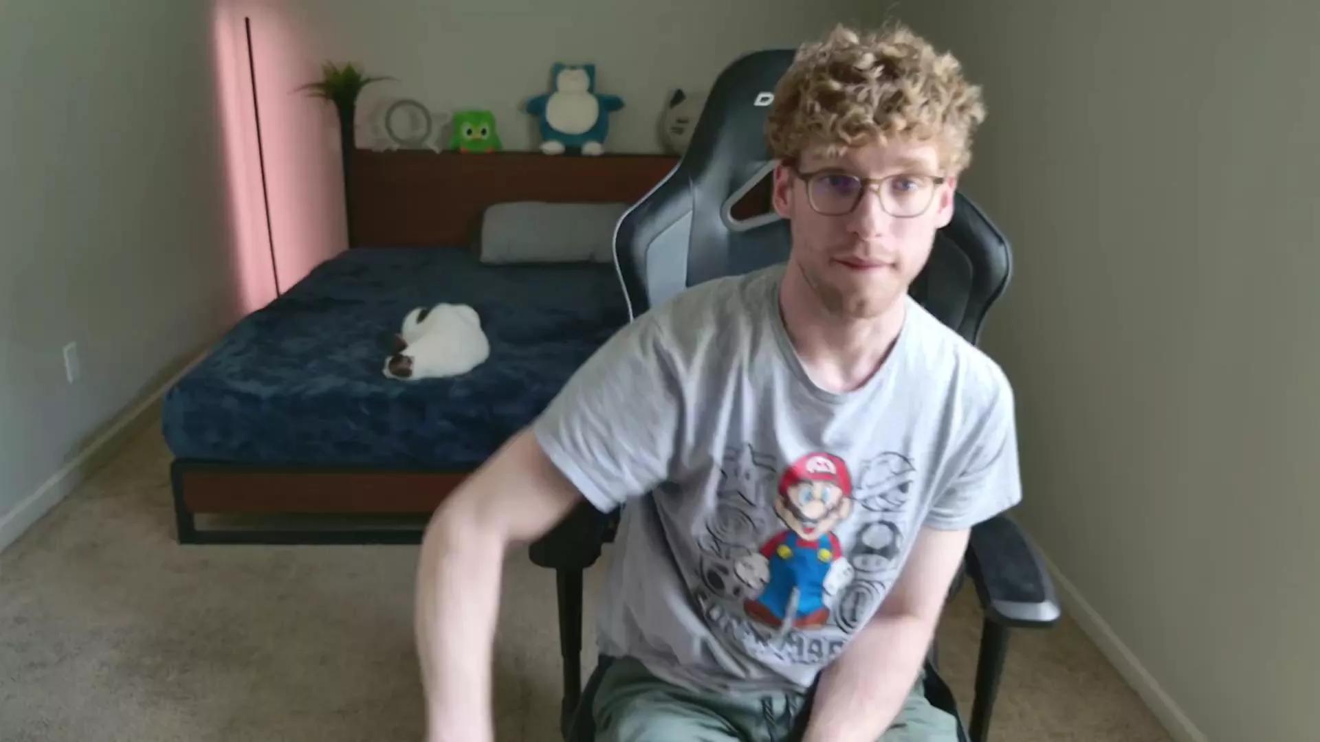 BlueEyedTallGuy on Cam4 