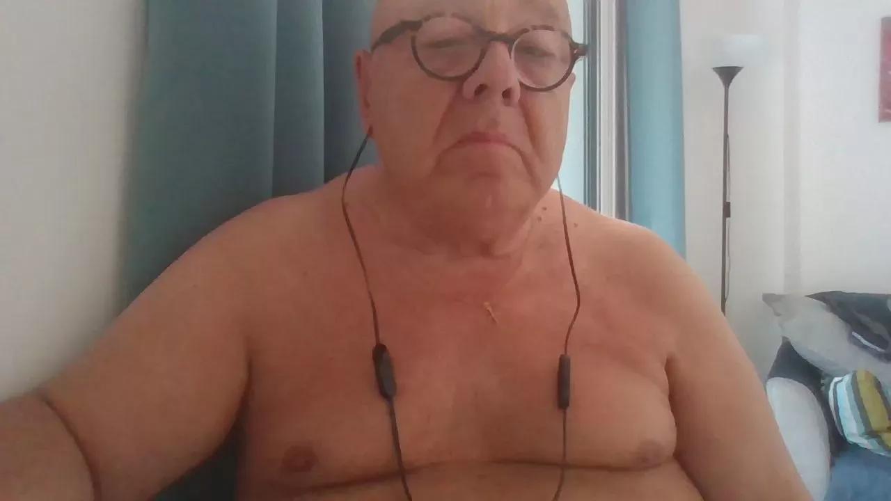 Dadybear on Cam4 