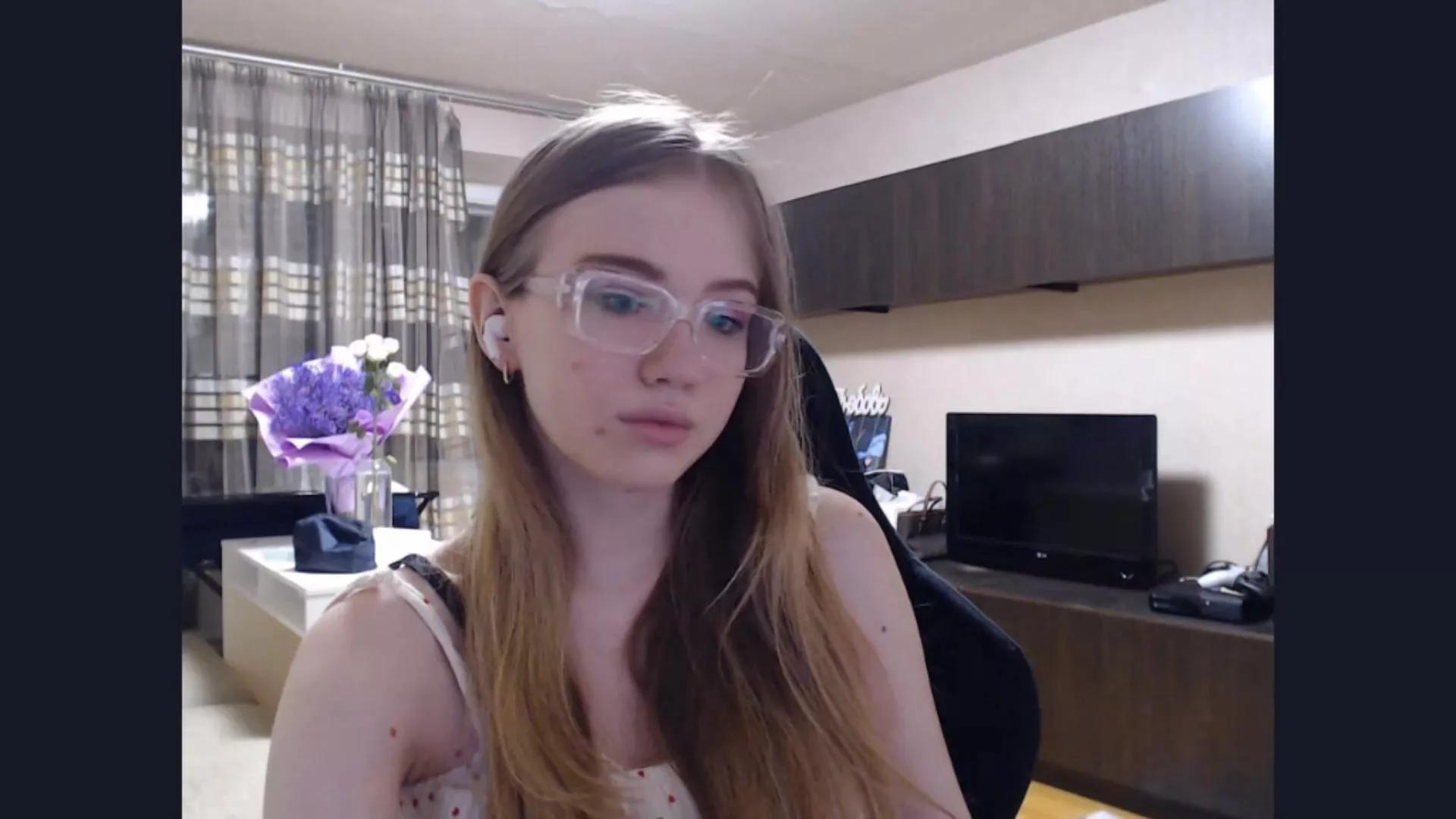 DollyGroves on Cam4 