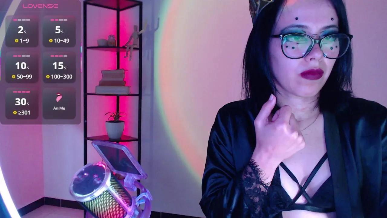 DomGiirl on Cam4