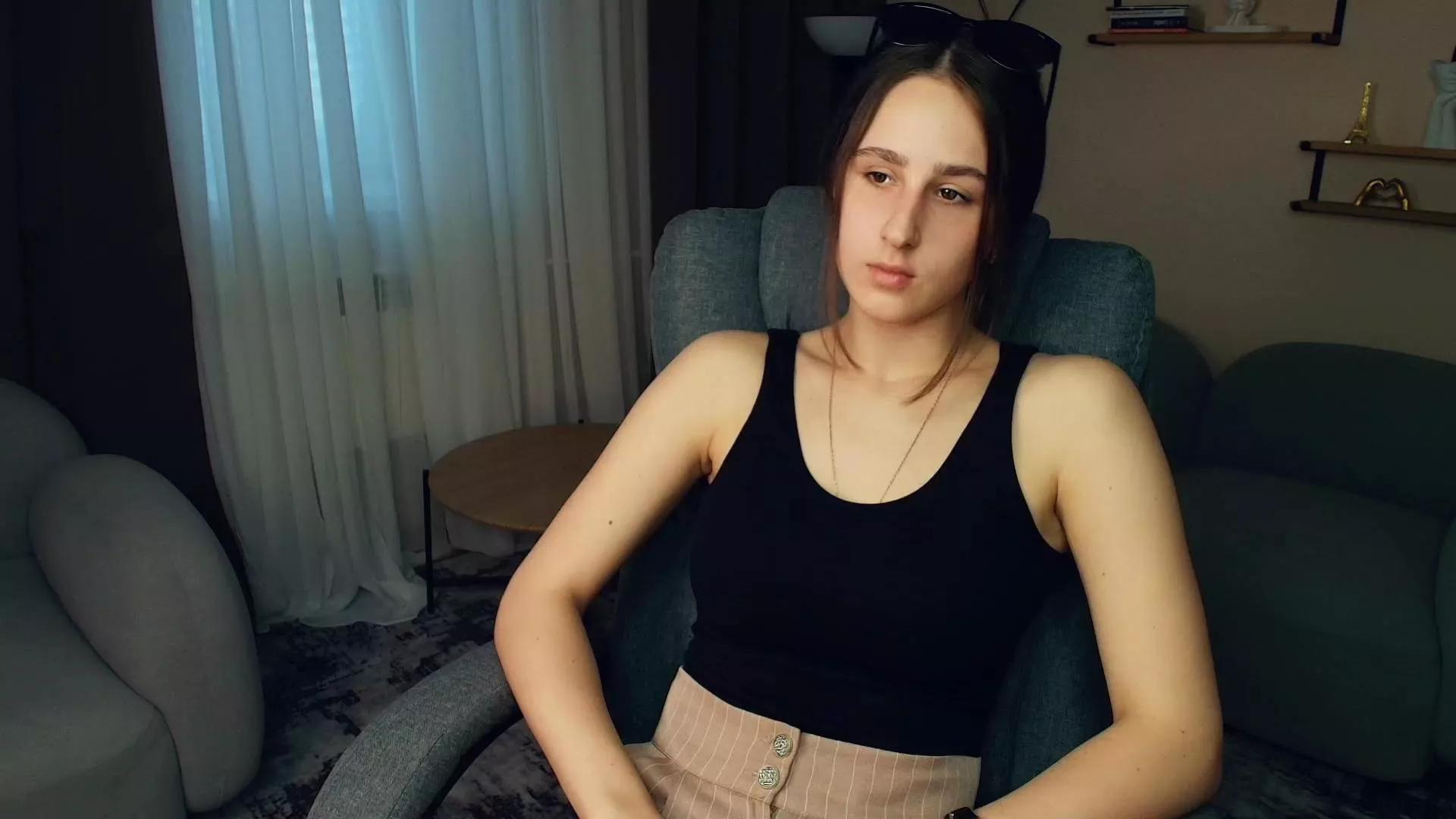 GaynaBarns on Cam4 