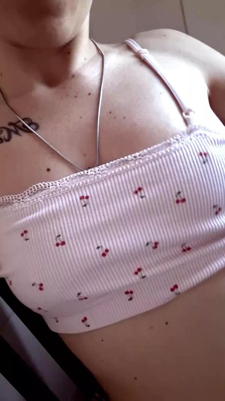 Hoooot08 on Cam4 