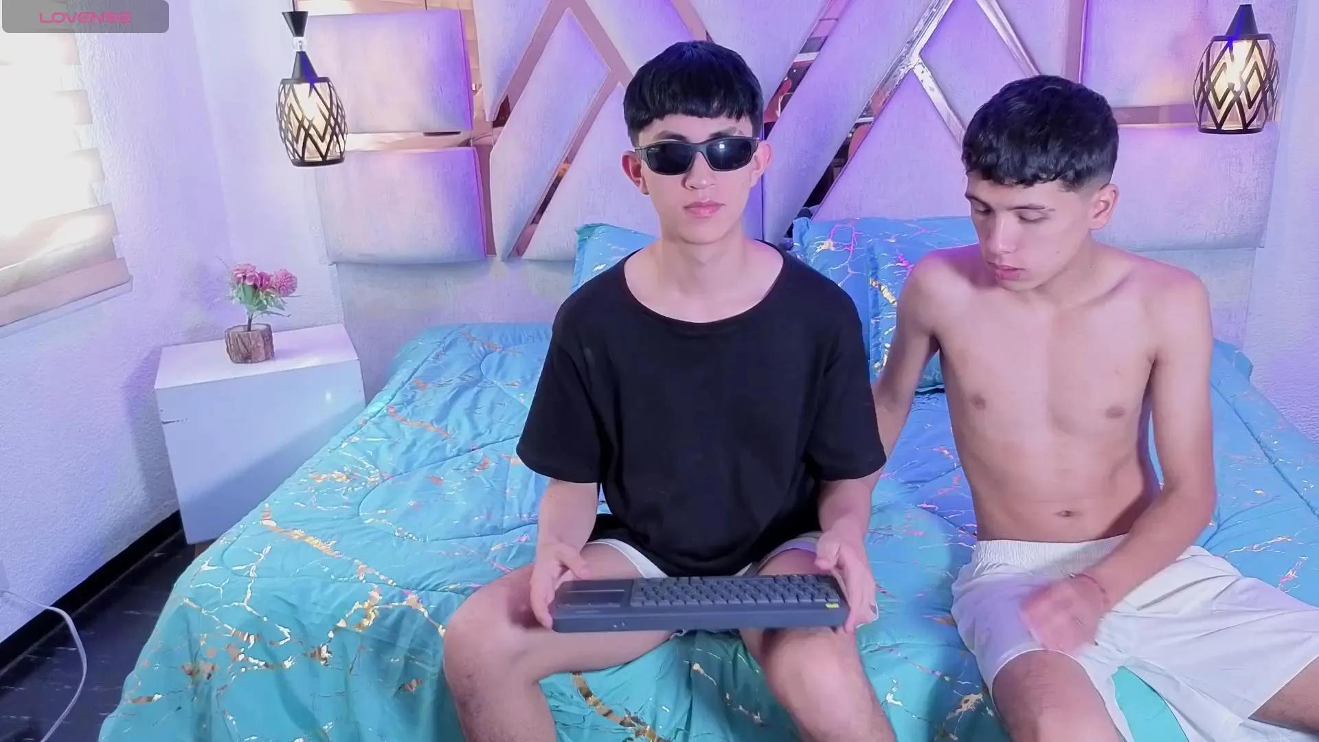 hot_boyys on Cam4