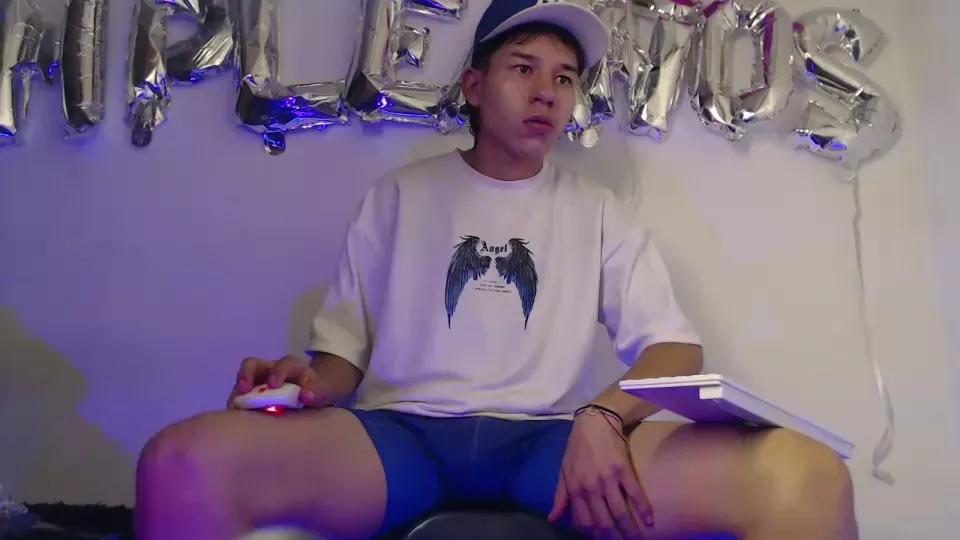 Magig_axel on Cam4 