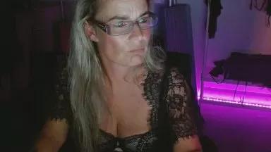 Offline MrsAurora on Cam4