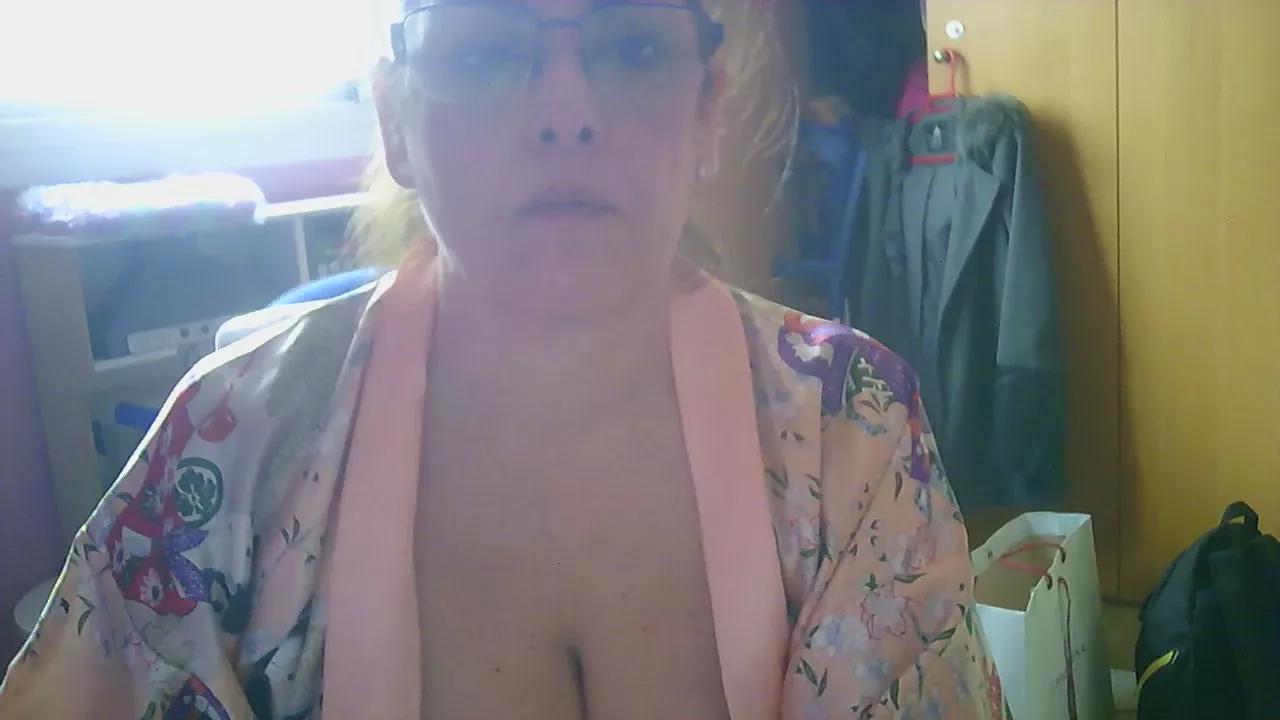 nicole_milf_52 on Cam4 