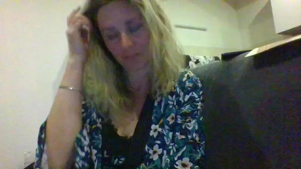 Oksana_PtiQ on Cam4 
