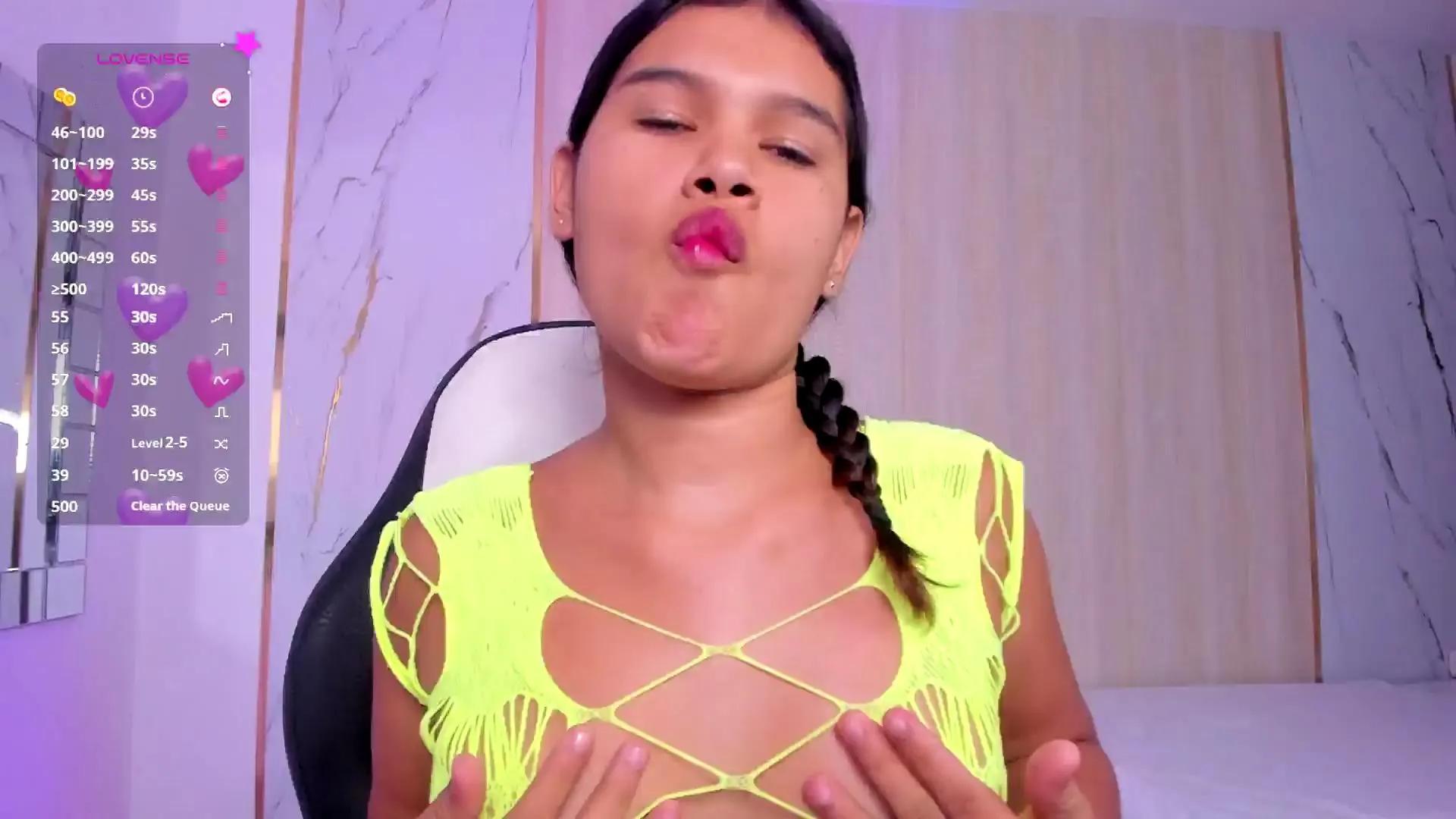 Offline PetiteAri on Cam4