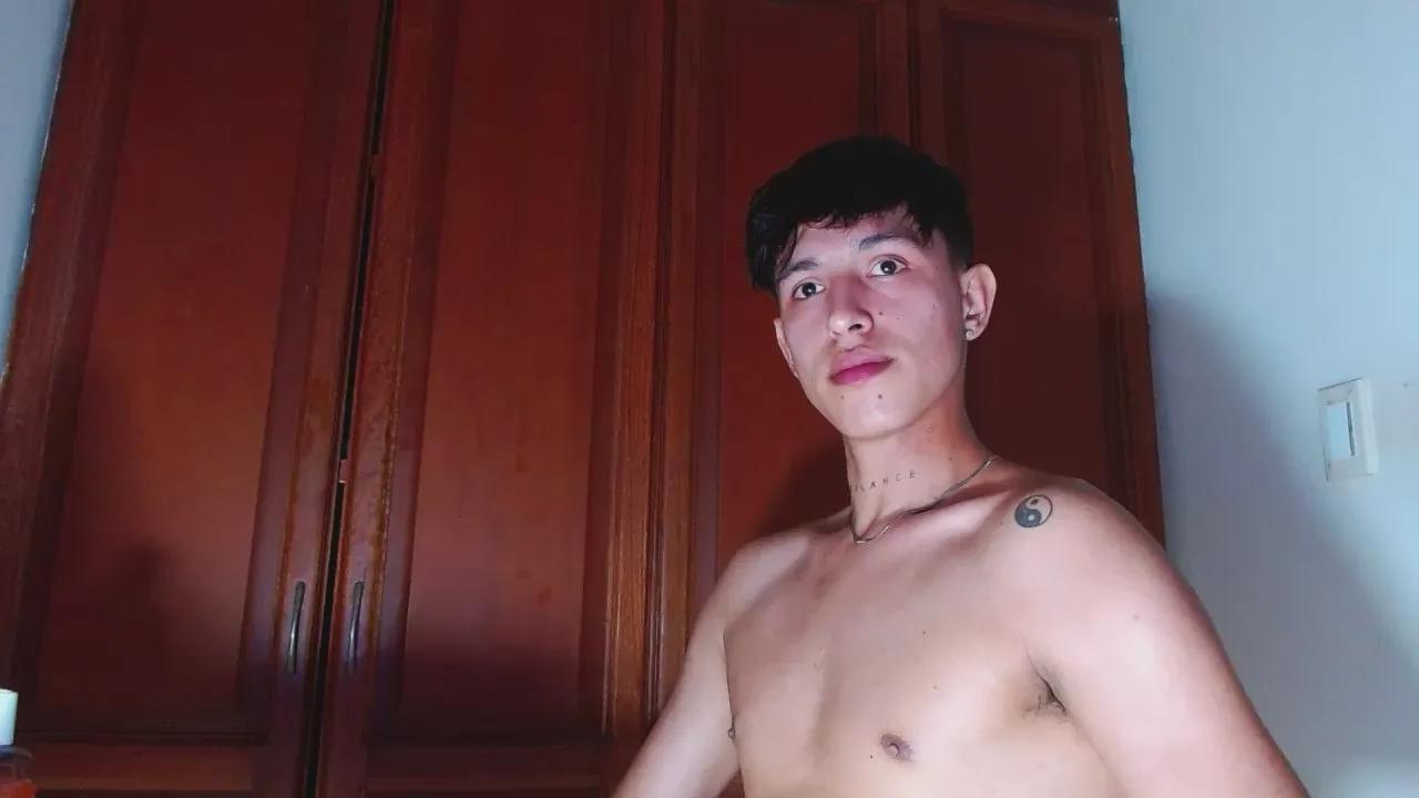 Rowanbig23 on Cam4
