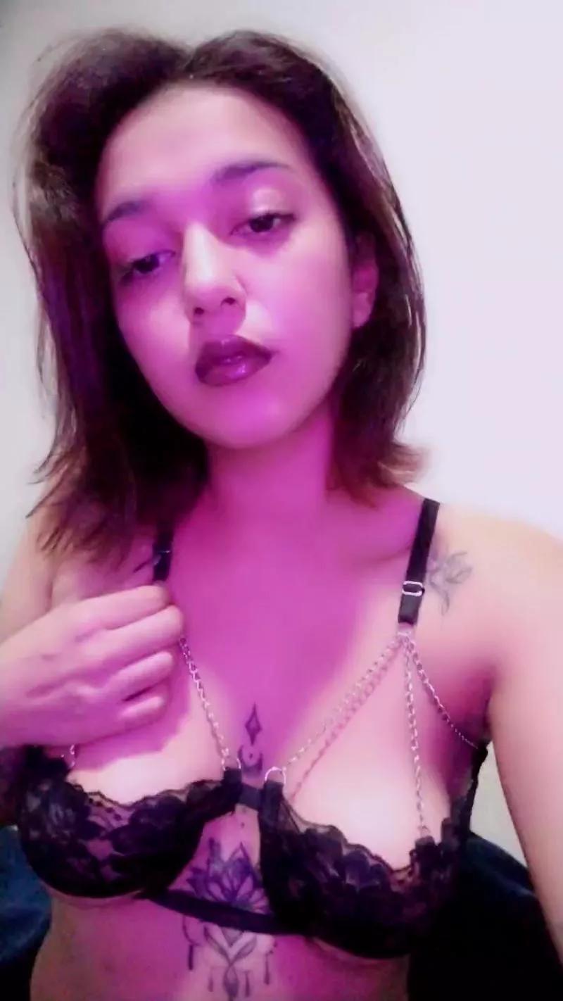 Sashmoon420 on Cam4 