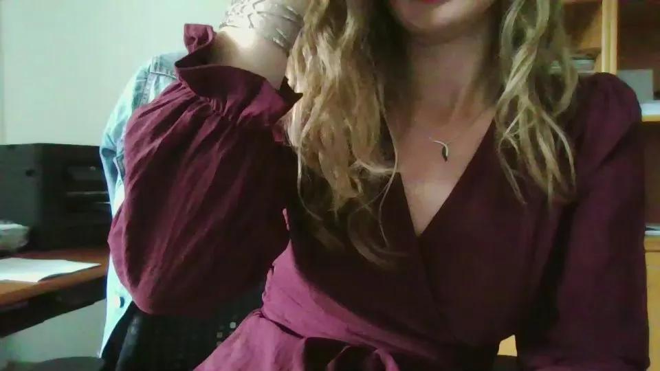 Secretairenue on Cam4