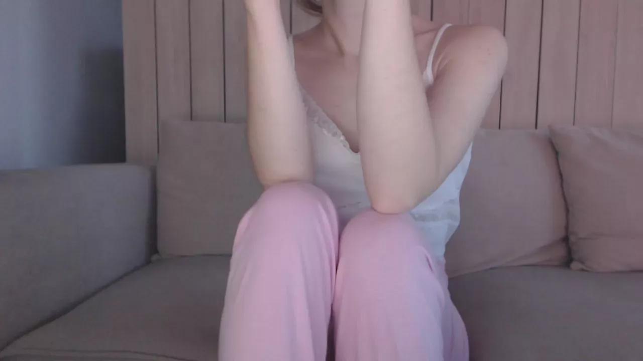 ShySchoolGrl on Cam4 