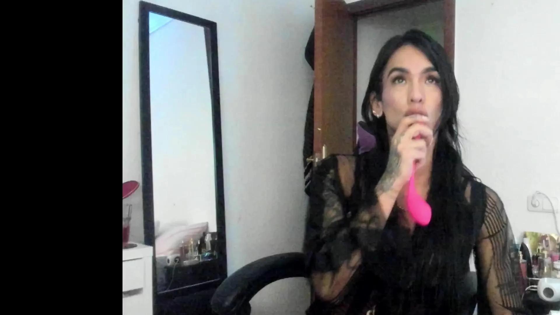 Offline TellmeCat on Cam4