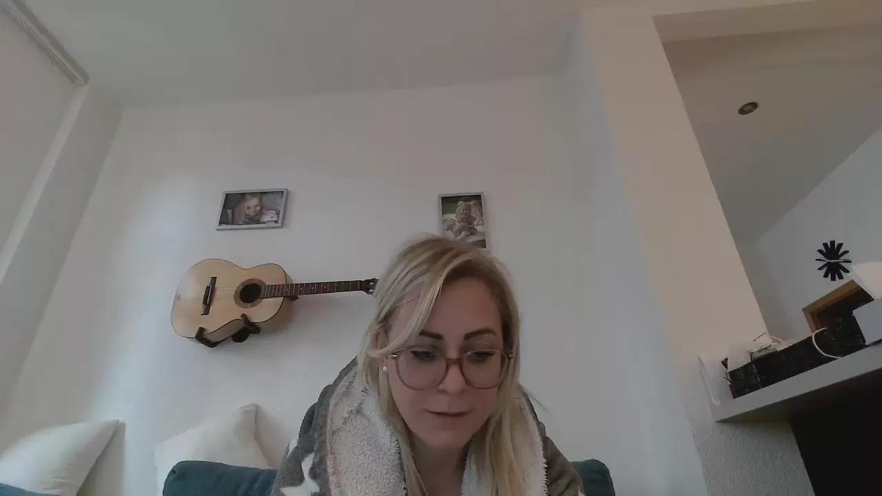 Tinkerbelle87 on Cam4 