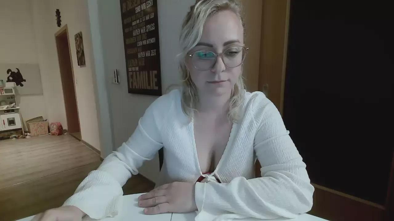Tinkerbelle87 on Cam4 