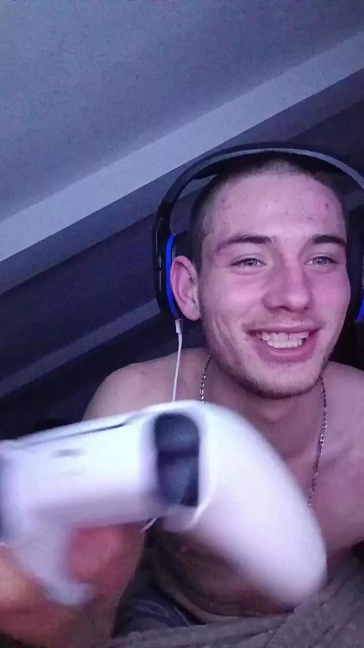 Toto25000 on Cam4 