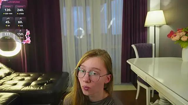 HarrietGeorge on StripChat 