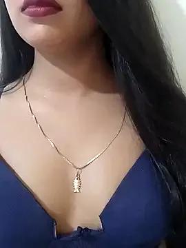 Maahhii_2 on StripChat 