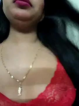 Maahhii_2 on StripChat