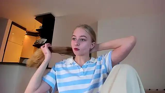 MiaMews on StripChat 
