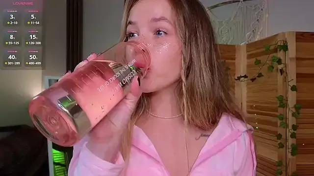 milly_shy on StripChat 